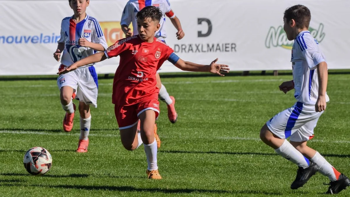 Junge Fußballer während des Spiels