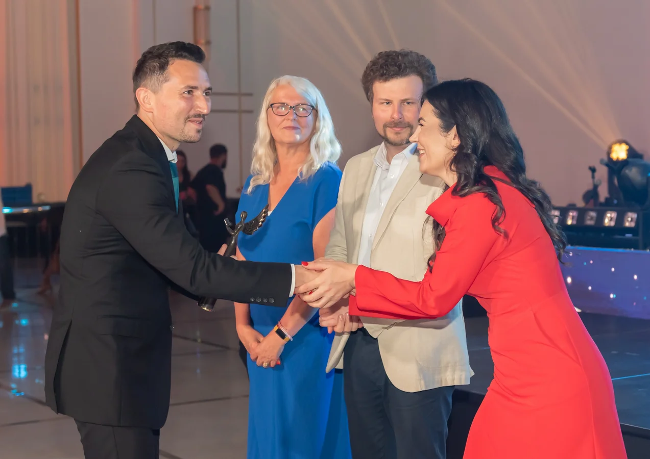 Vadim Bubulici, Head of Professional Education Moldova beim Entgegennehmen der Auszeichnung