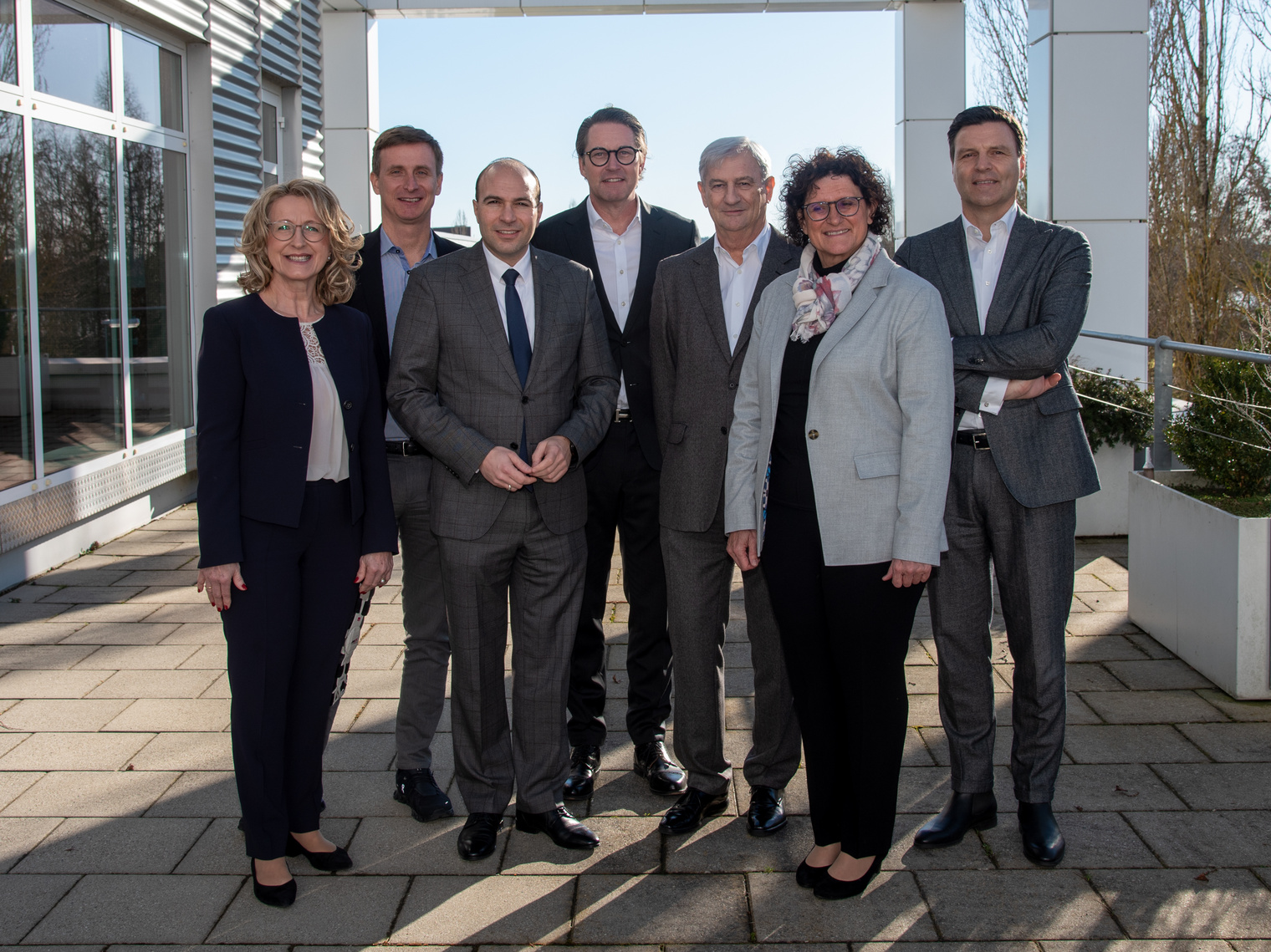 Im Bild von links: Bezirksrätin Monika Maier, CEO der DRÄXLMAIER Group Jan Reblin, Bundestagsabgeordneter Florian Oßner, Bundestagsabgeordneter Andreas Scheuer, Chairman der DRÄXLMAIER Group Fritz Dräxlmaier, Landtagsabgeordnete Dr. Petra Loibl und Vice-Chairman und CEO der DRÄXLMAIER Group Stefan Brandl. 