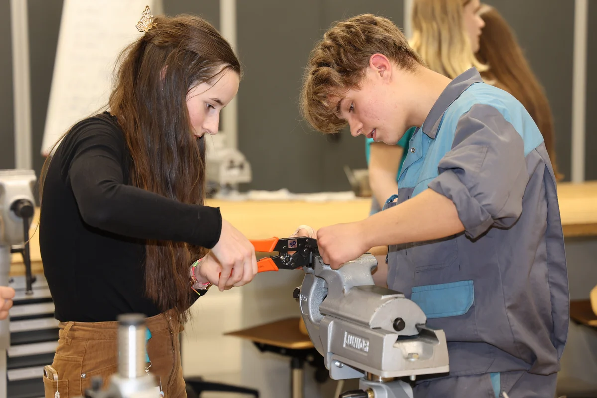 The students were able to try out the different professions themselves and make their own workpieces.