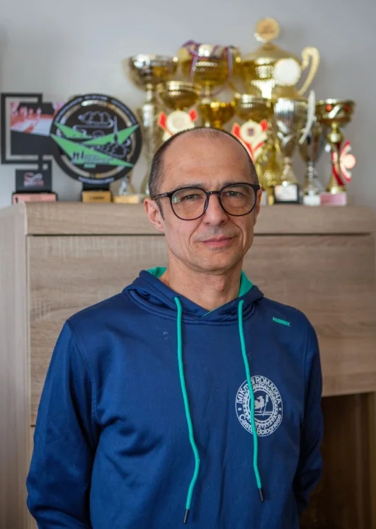 Michal Sula steht vor seinen Auszeichnungen