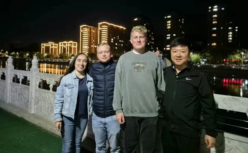 Azubis mit chinesischem Ausbilder in Benxi