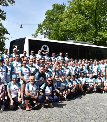 Gruppenfoto von DRÄXLMAIER Mitarbeitern bei Landshut Läuft. 