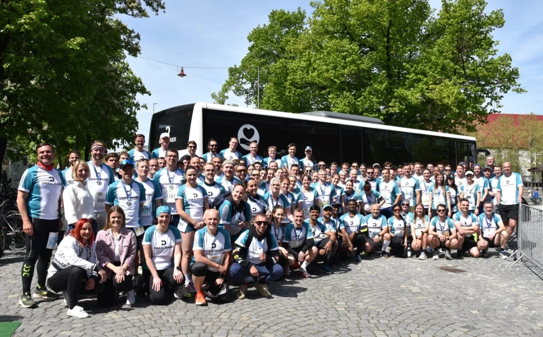 Gruppenfoto von DRÄXLMAIER Mitarbeitern bei Landshut Läuft. 