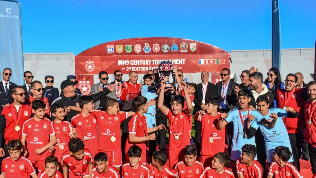 Jugendfußballteam mit gewonnenem Pokal