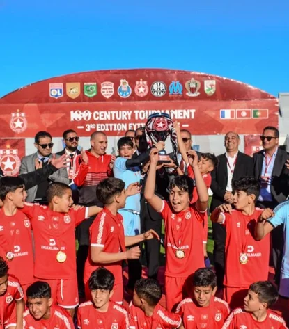 Jugendfußballteam mit gewonnenem Pokal