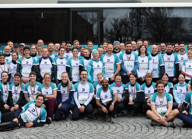 143 Mitarbeiterinnen und Mitarbeiter meisterten dieses Jahr die sportliche Herausforderung in einem der vier Disziplinen von „Landshut läuft“ und wurden in der Teamcup-Wertung als „teilnehmerstärkstes Team“ ausgezeichnet.  