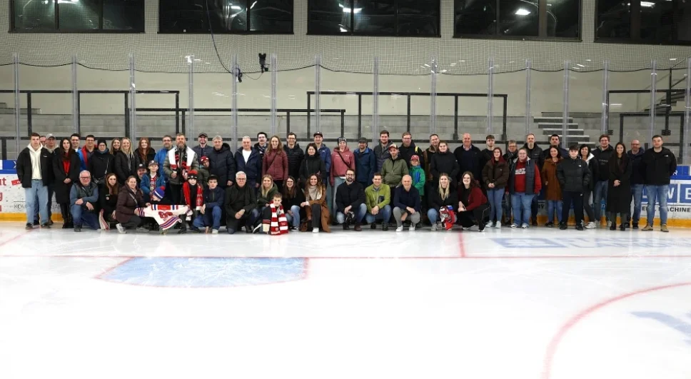 Gruppenfoto in einer Eishalle