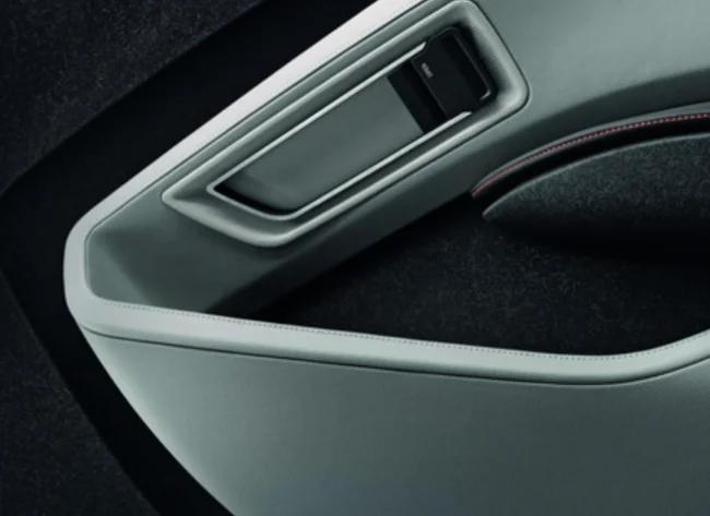 Eine dunkle Türverkleidung eines BMW i3.