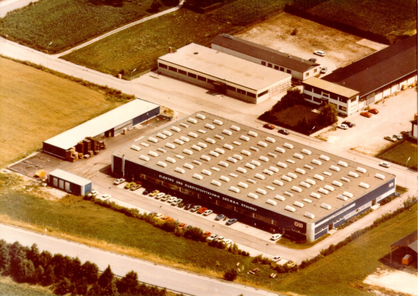 An aerial view of a DRÄXLMAIER building from the 1970s. 