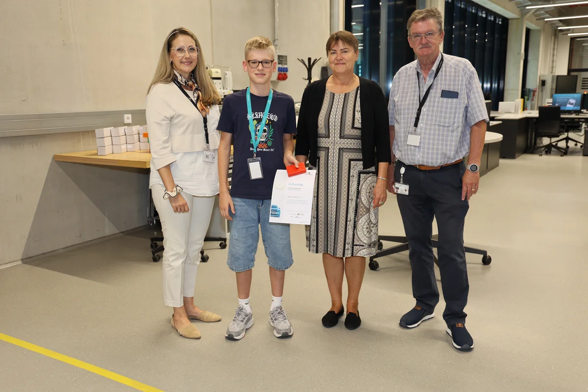 Vilsbiburg's First Mayor Sibylle Entwistle (l.), training manager Barbara Gerber (2nd from right) and Harald Fellner from the Landshut district with the winner of the technology award Leopold Niedermeier.