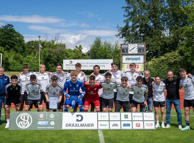 Die U19-Spieler der Spvgg Landshut stehen Arm in Arm nach einem 7:1 Sieg auf dem Fußballplatz.