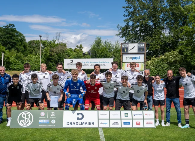 Die U19-Spieler der Spvgg Landshut stehen Arm in Arm nach einem 7:1 Sieg auf dem Fußballplatz.