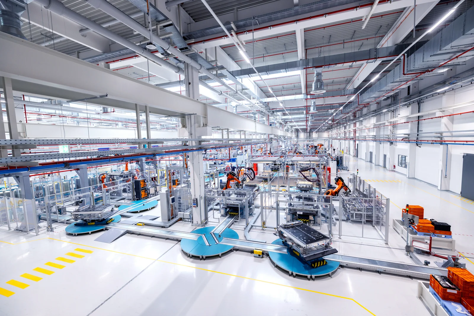 The picture shows assemblies for the batteries in a DRÄXLMAIER production hall. 