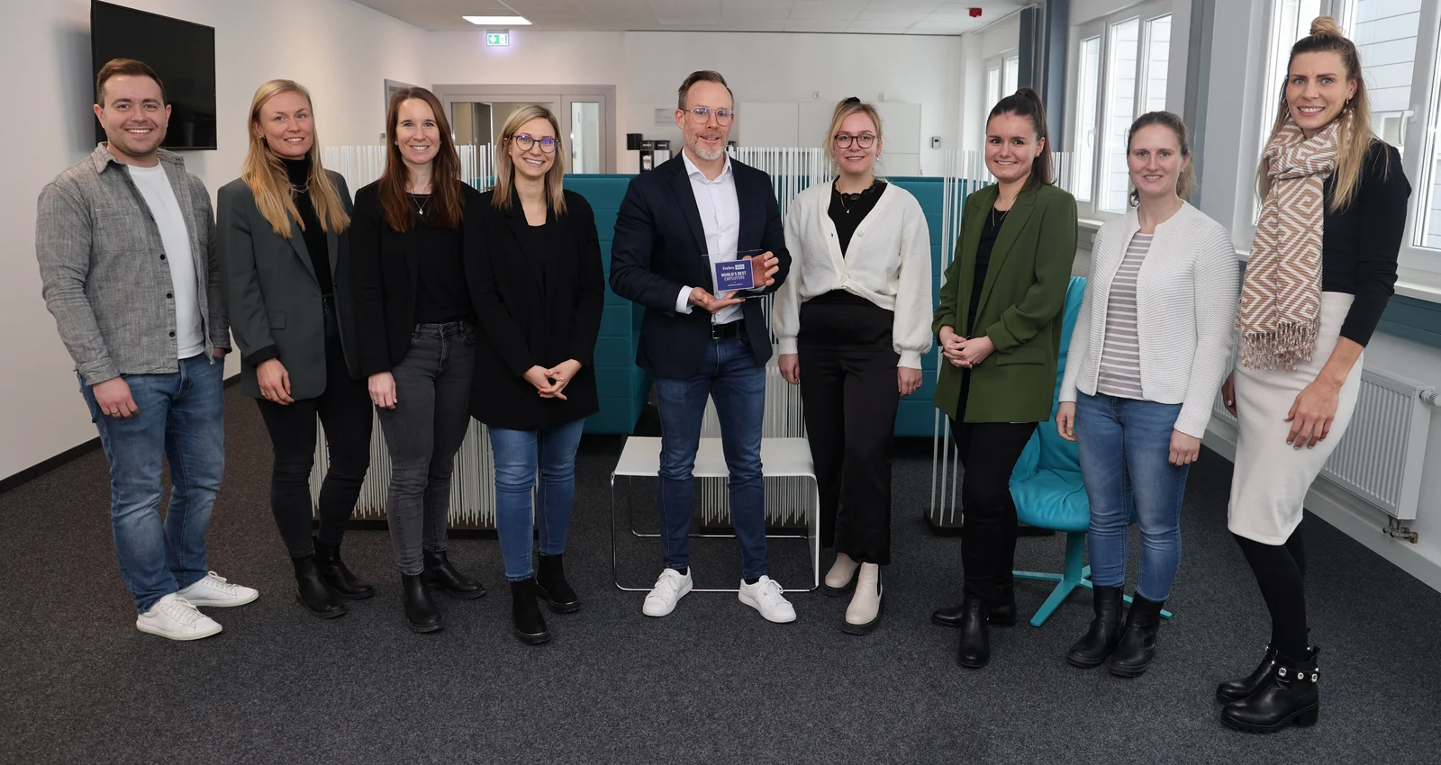 Jerzy Bittner (center), responsible for recruiting in Germany, with the recruiting team and the Forbes Award.  
