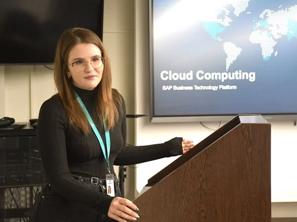Person am Rednerpult vor Präsentation mit dem Titel ‚Cloud Computing – An Introduction to Cloud‘