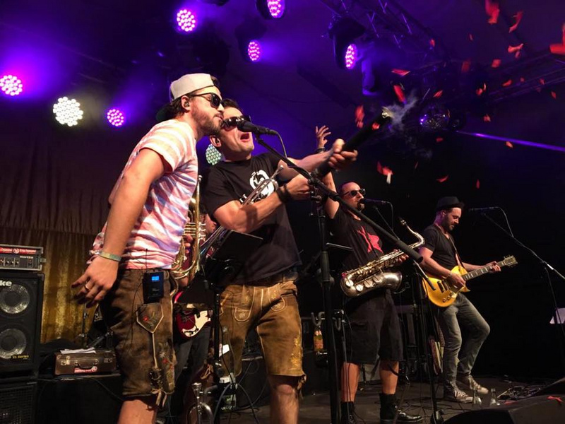 Daniel (links) liebt es, mit seiner Band auf der Bühne zu stehen.