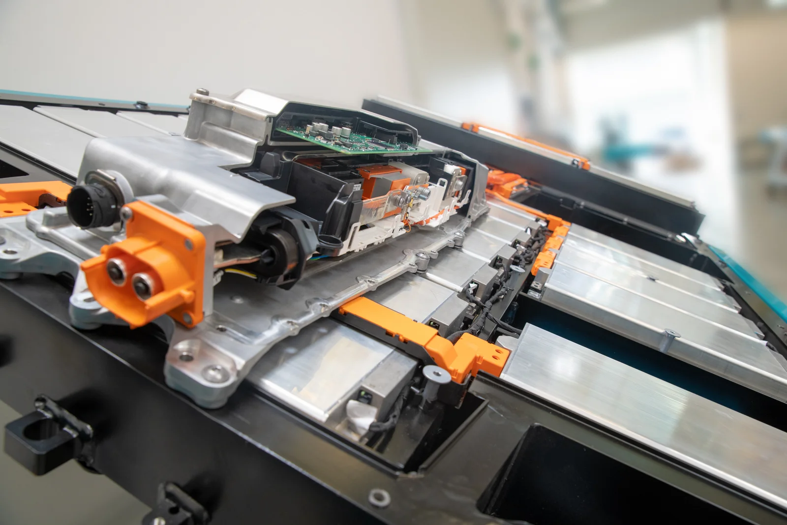 Komponenten eines Elektrofahrzeug-Batteriepacks, einschließlich elektrischer Verbindungen, Leiterplatten & Kühlelemente