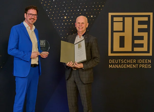 Thomas Wallner (r.), verantwortlich für das internationale Ideenmanagement, und Richard Schumann, Experte im Internationalen Ideenmanagement, mit dem den Deutschen Ideenmanagement Preis in der Hauptkategorie „Bestes Ideenmanagement“.
