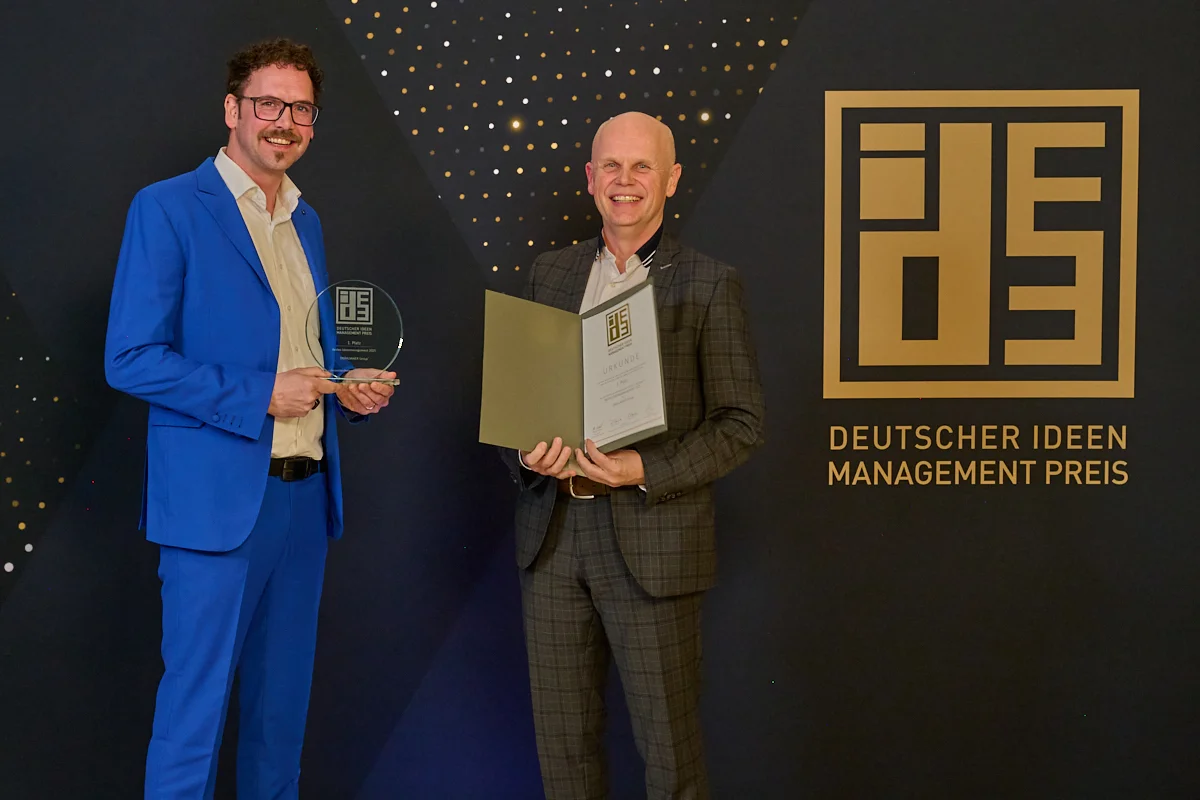 Thomas Wallner (r.), verantwortlich für das internationale Ideenmanagement, und Richard Schumann, Experte im Internationalen Ideenmanagement, mit dem den Deutschen Ideenmanagement Preis in der Hauptkategorie „Bestes Ideenmanagement“.