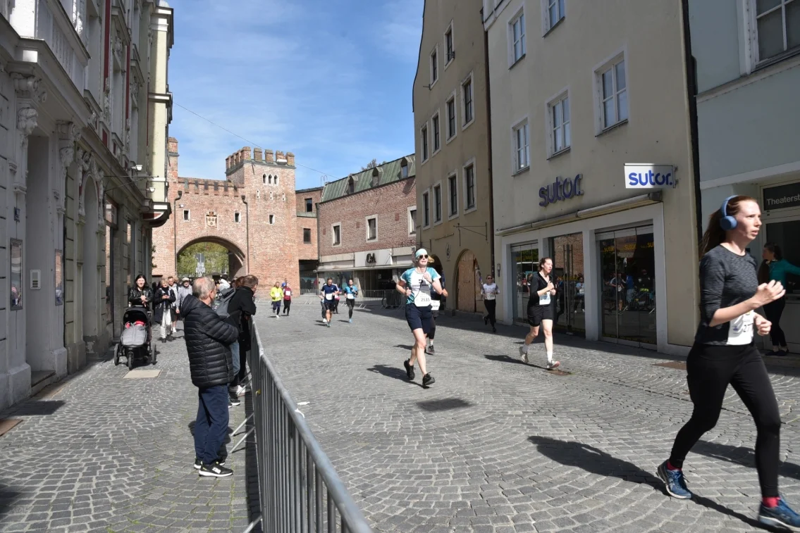 Kollegen beim Lauf in der Landshuter Altstadt