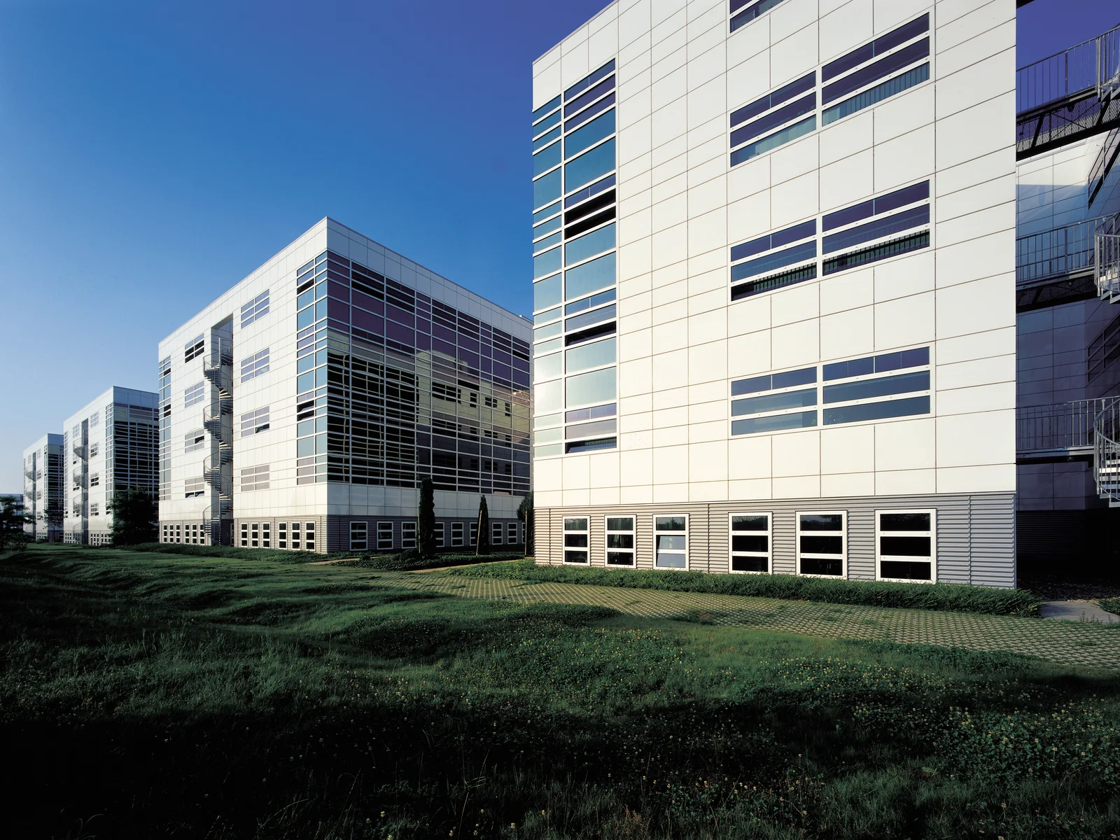 The picture shows DRÄXLMAIER buildings at the site in Vilsbiburg.