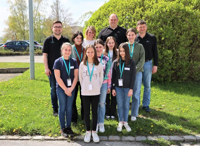 Acht Schülerinnen (hier im Bild sieben von ihnen mit vier Ausbildern) waren am Girls‘ Day bei der DRÄXLMAIER Group zu Gast. 