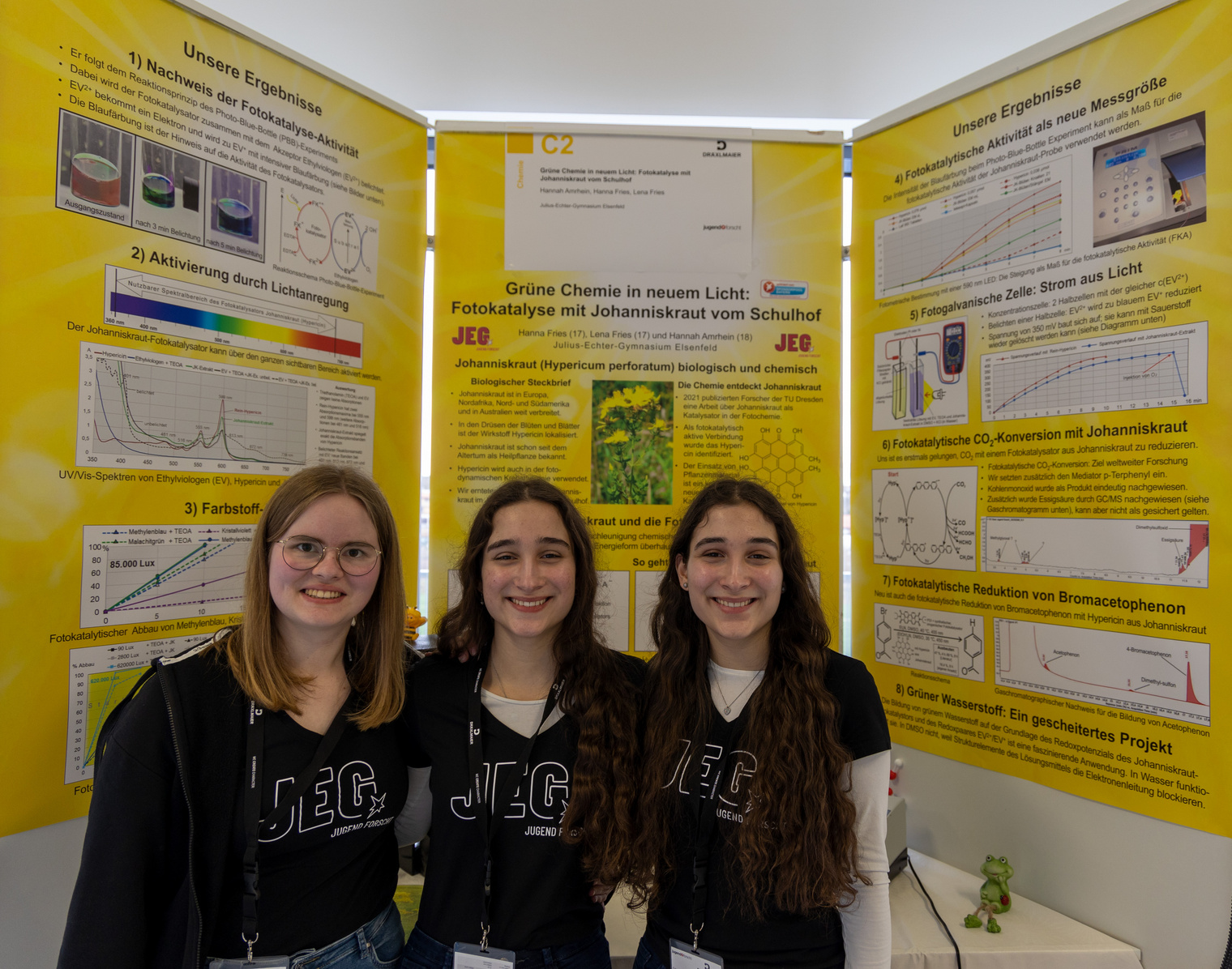 Von links: Hannah Amrhein, Hanna Fries und Lena Fries: Grüne Chemie in neuem Licht: Fotokatalyse mit Johanniskraut vom Schulhof