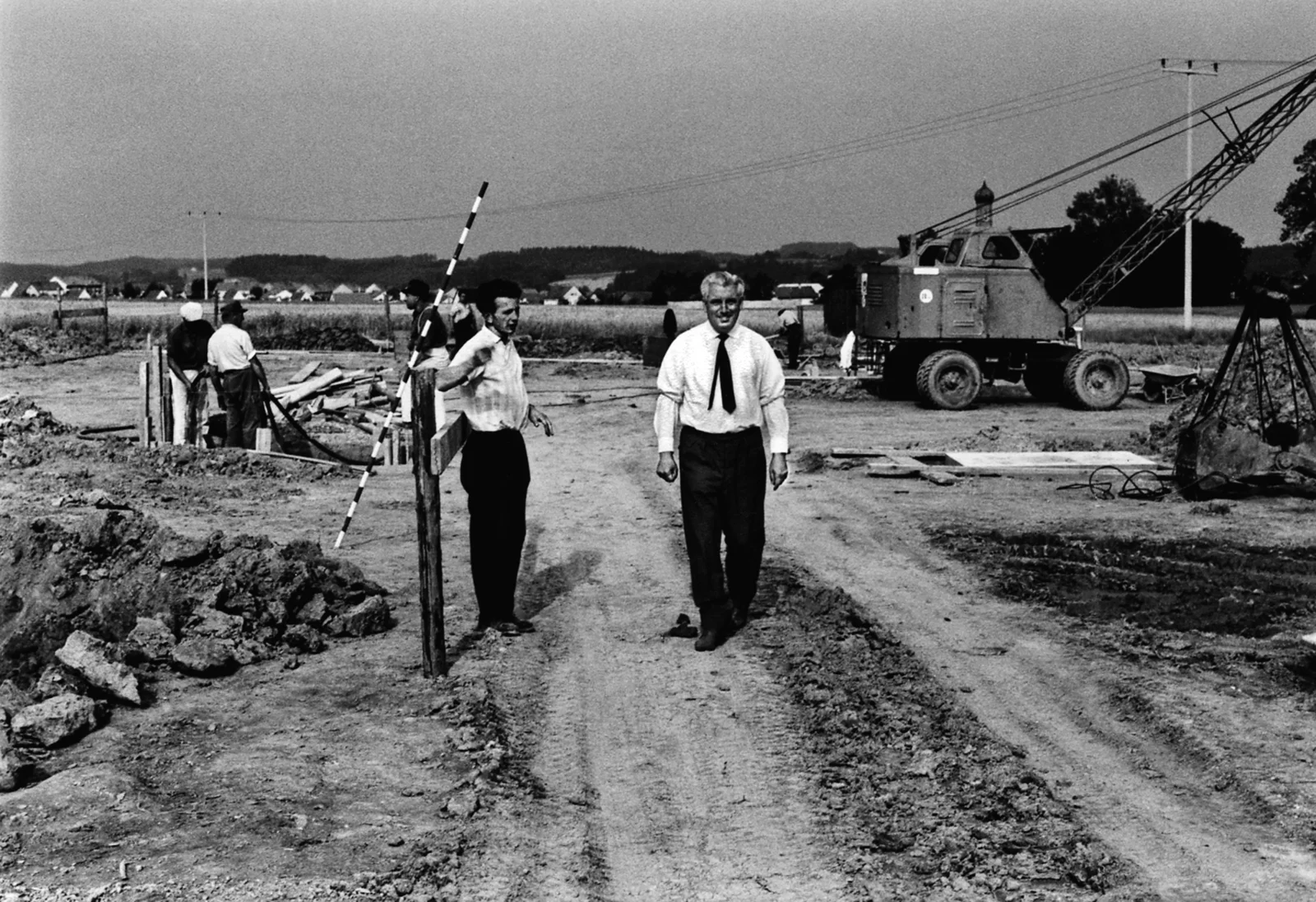 A black and white picture shows the start of construction of the first DRÄXLMAIER building. 