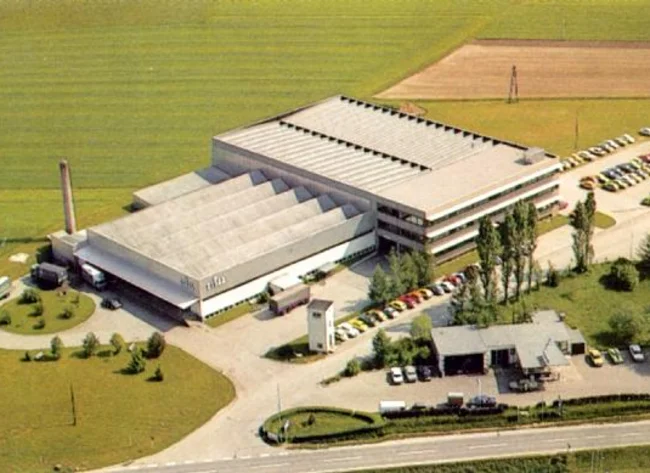 Ein Luftbild eines DRÄXLMAIER Gebäudes aus dem Jahr 1960.