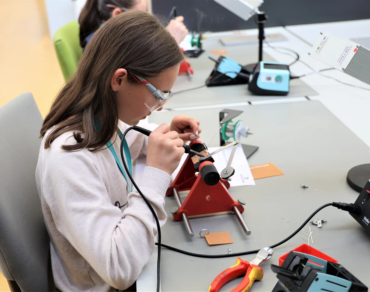 Beim Girls‘ Day konnten die Schülerinnen verschiedenste technische Tätigkeiten eigenhändig ausprobieren. 