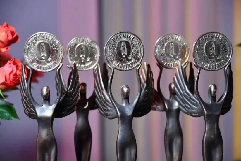 Eine Reihe von Awards in silber