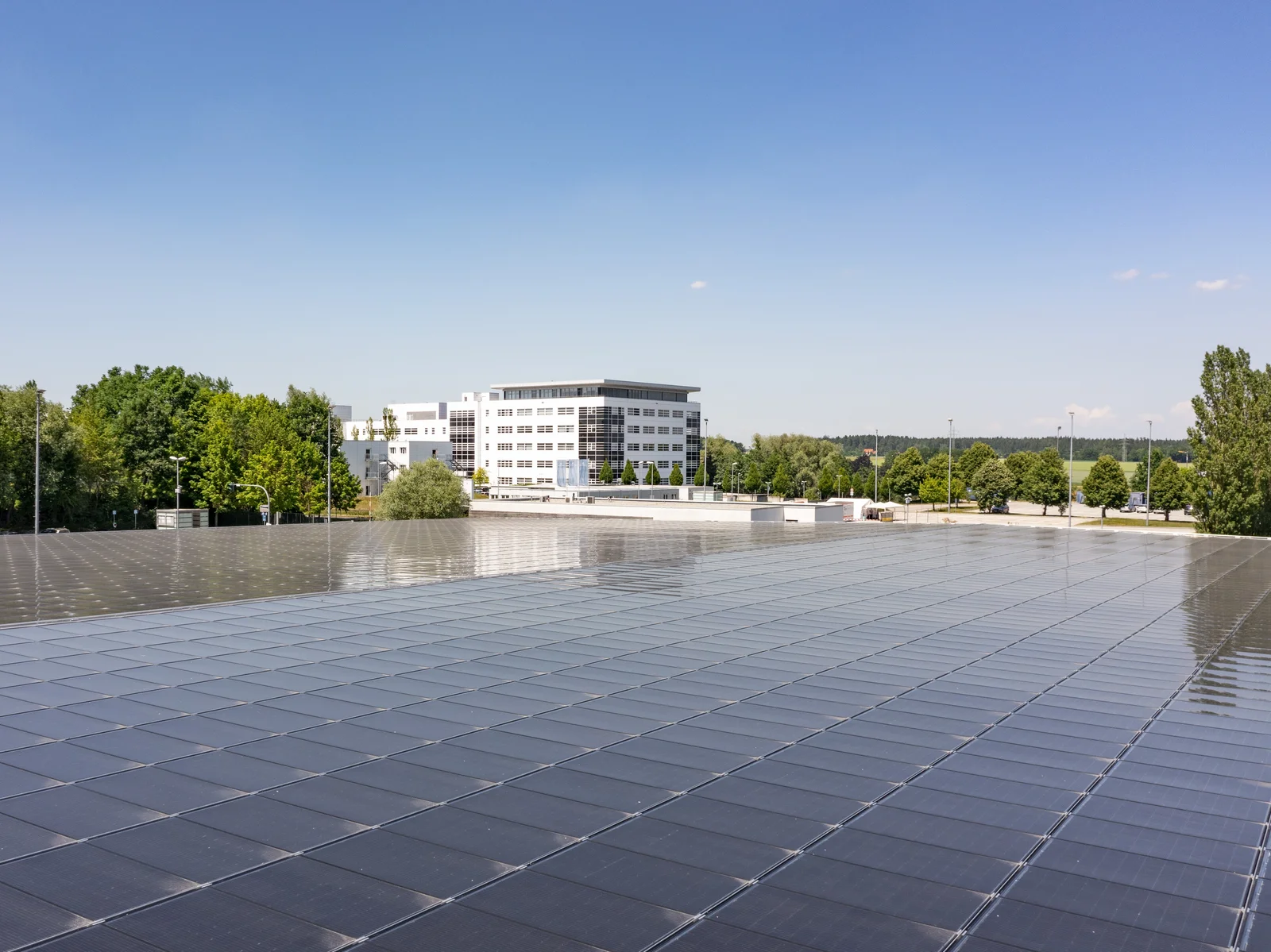 Ein Luftbild der Solarzellen des Vilsbiburger DRÄXLMAIER Parkdecks.
