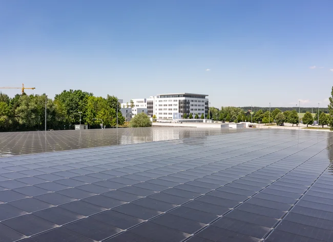 Ein Luftbild der Solarzellen des Vilsbiburger DRÄXLMAIER Parkdecks.