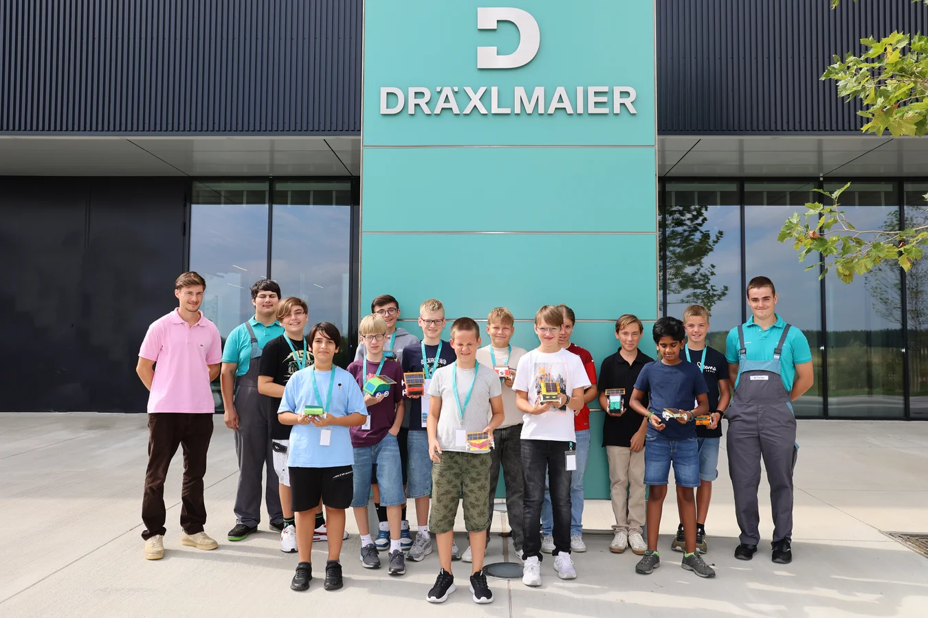 A total of twelve young people discovered the world of technology during “Holidays in the Workshop” together with the trainees and trainers of the DRÄXLMAIER Group.