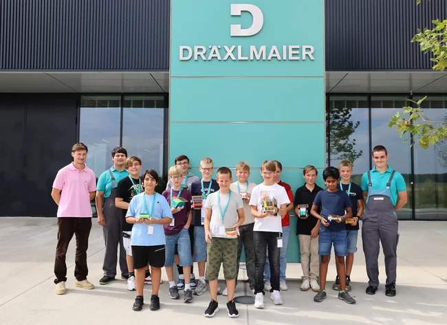 A total of twelve young people discovered the world of technology during “Holidays in the Workshop” together with the trainees and trainers of the DRÄXLMAIER Group.