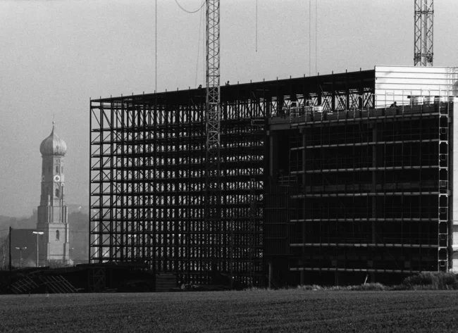 The construction site of a high-bay warehouse in Vilsbiburg.