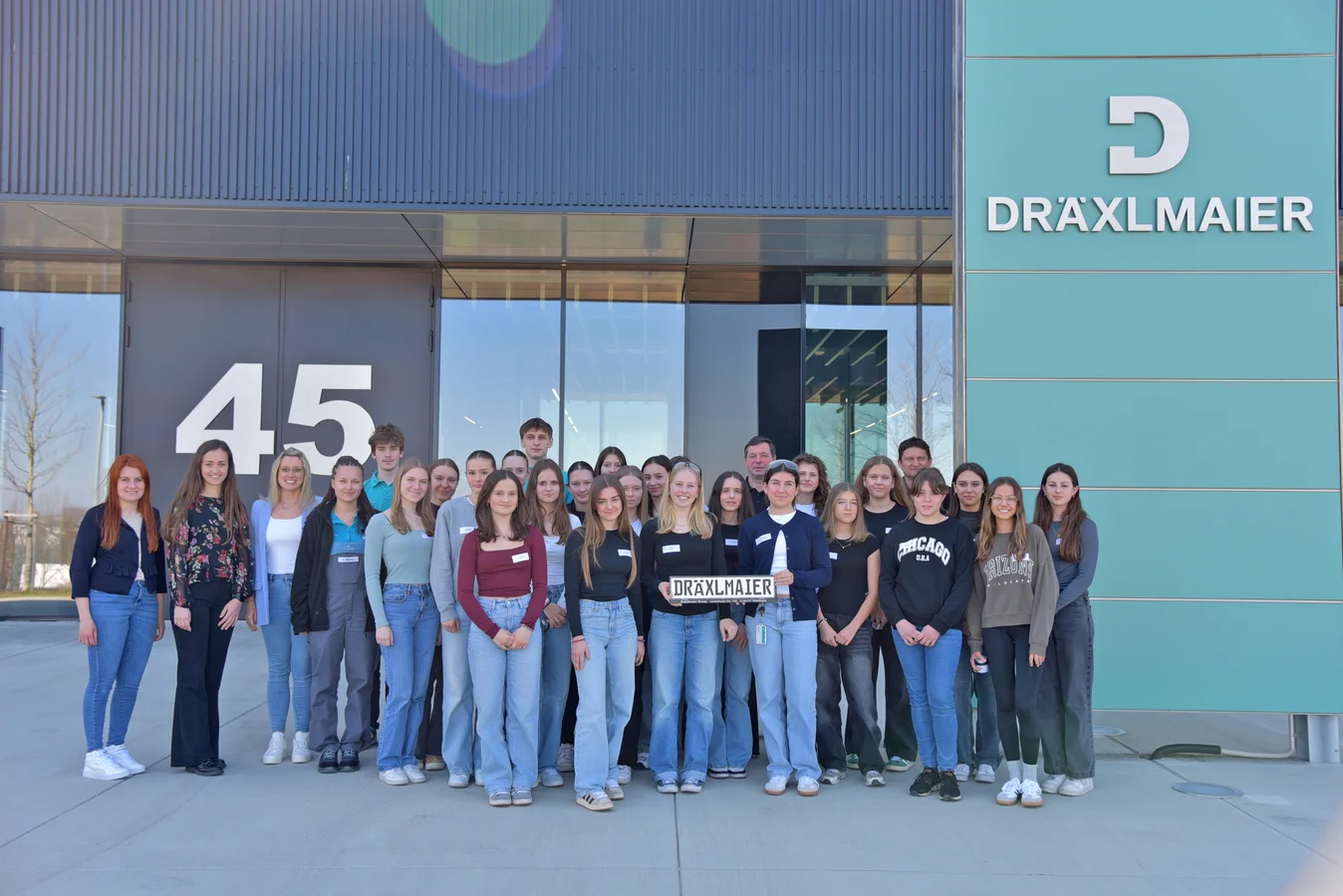 In diesem Jahr waren am Girls‘ Day insgesamt rund 20 Schülerinnen bei der DRÄXLMAIER Group zu Gast. An insgesamt drei Stationen lernten die Teilnehmerinnen die technischen Berufe des Unternehmens kennen. 