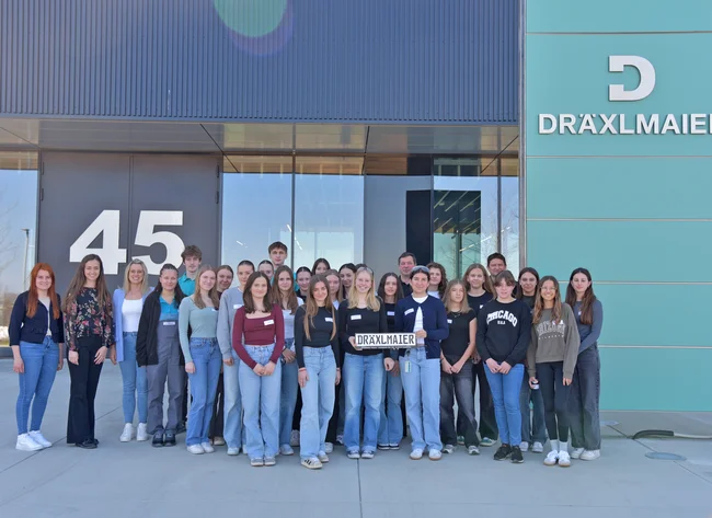In diesem Jahr waren am Girls‘ Day insgesamt rund 20 Schülerinnen bei der DRÄXLMAIER Group zu Gast. An insgesamt drei Stationen lernten die Teilnehmerinnen die technischen Berufe des Unternehmens kennen. 
