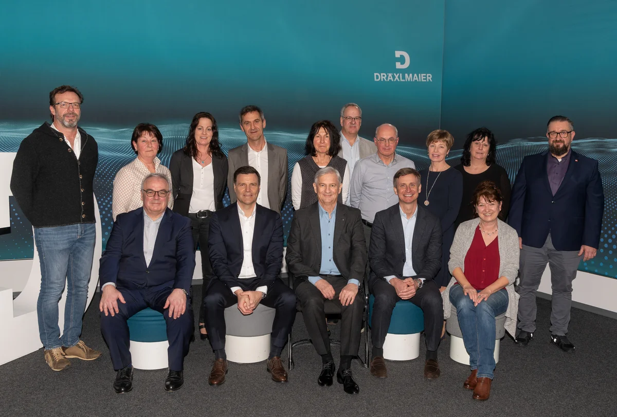 The employees celebrating 40 years of service with (front from left) HR Manager Roland Polte, Vice-Chairman and CEO Stefan Brandl, Chairman Fritz Dräxlmaier and CEO Jan Reblin as well as works council members Petra Strobl and Martin Boxhammer (standing on the right).