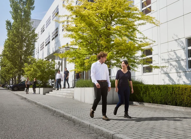 Some employees in front of building 21 in Vilsbiburg.