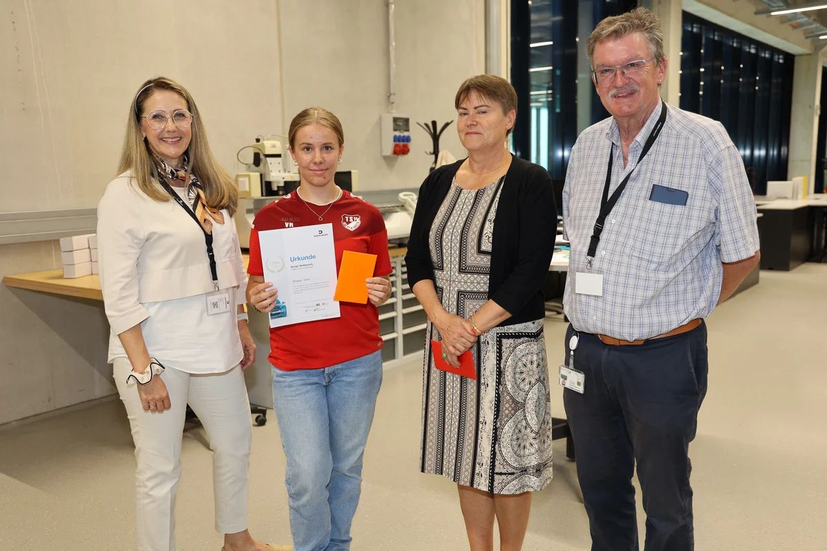 Vilsbiburg's First Mayor Sibylle Entwistle (l.), training manager Barbara Gerber (2nd from right) and Harald Fellner from the Landshut district with the winner of the design award Veronika Reiser.