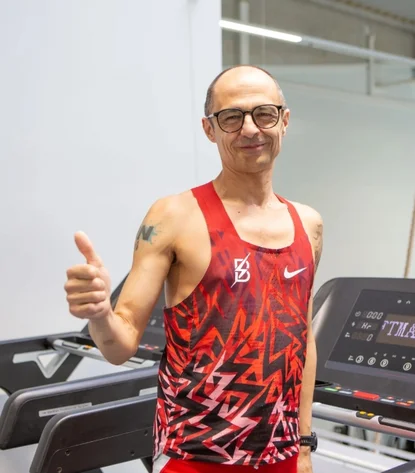 Michal Sula zeigt auf dem Laufband einen Daumen nach oben.
