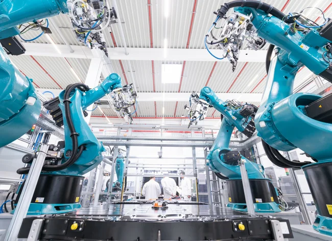The picture shows a turquoise mold in a production hall in Sachsenheim. 