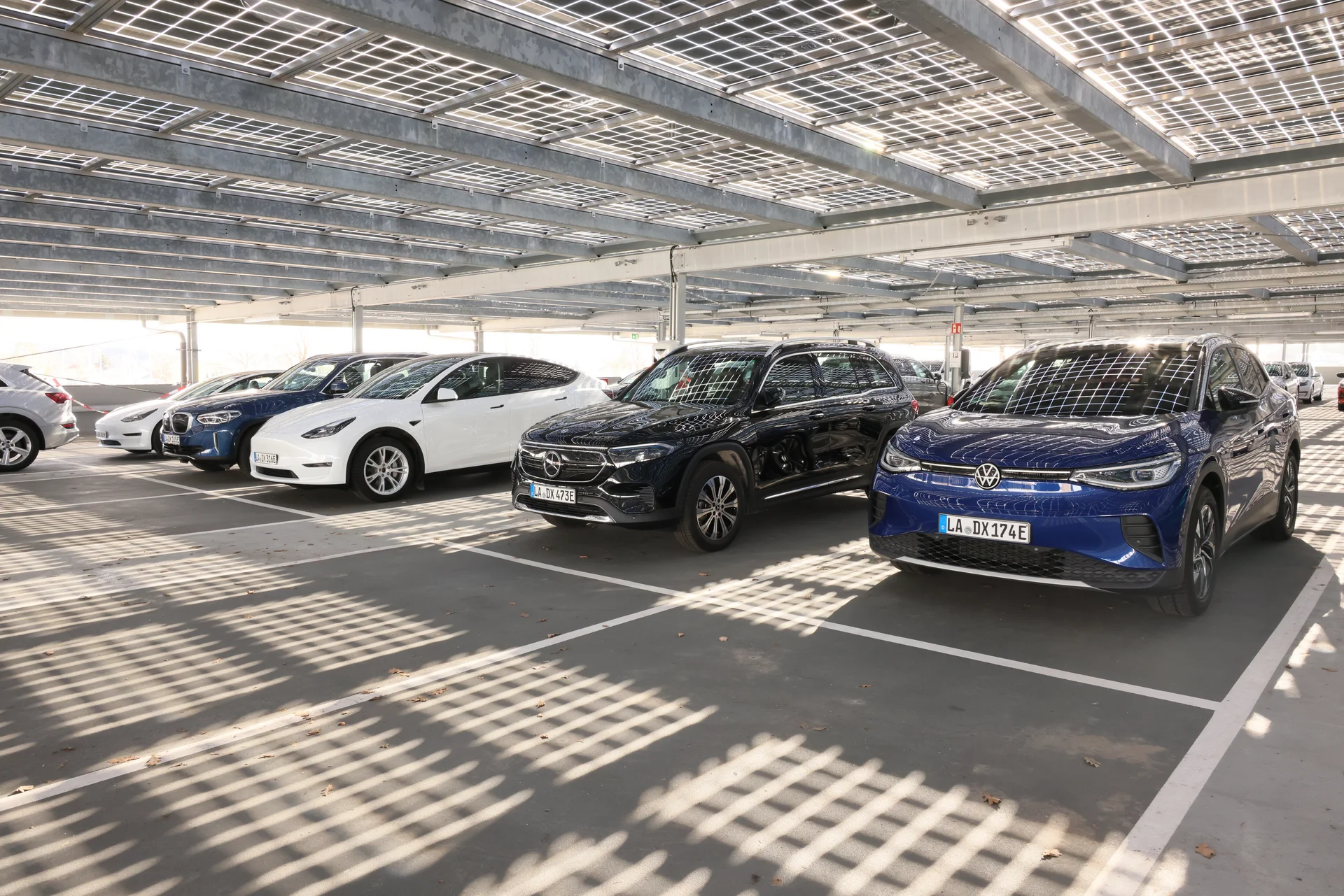 Verschiedene Firmenautos auf dem Parkdeck der Firma DRÄXLMAIER.