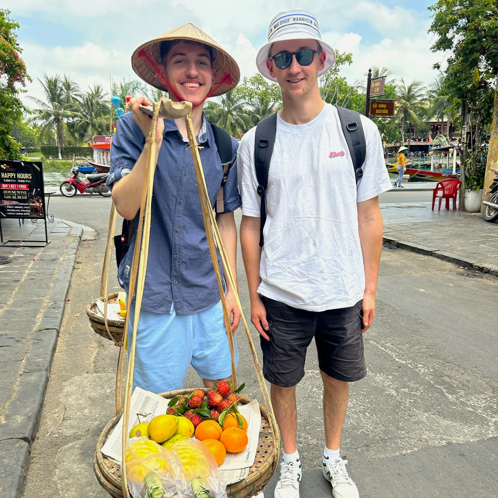 Azubis Daniel und Max beim Obst Einkaufen