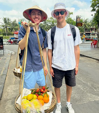 Azubis Daniel und Max beim Obst Einkaufen