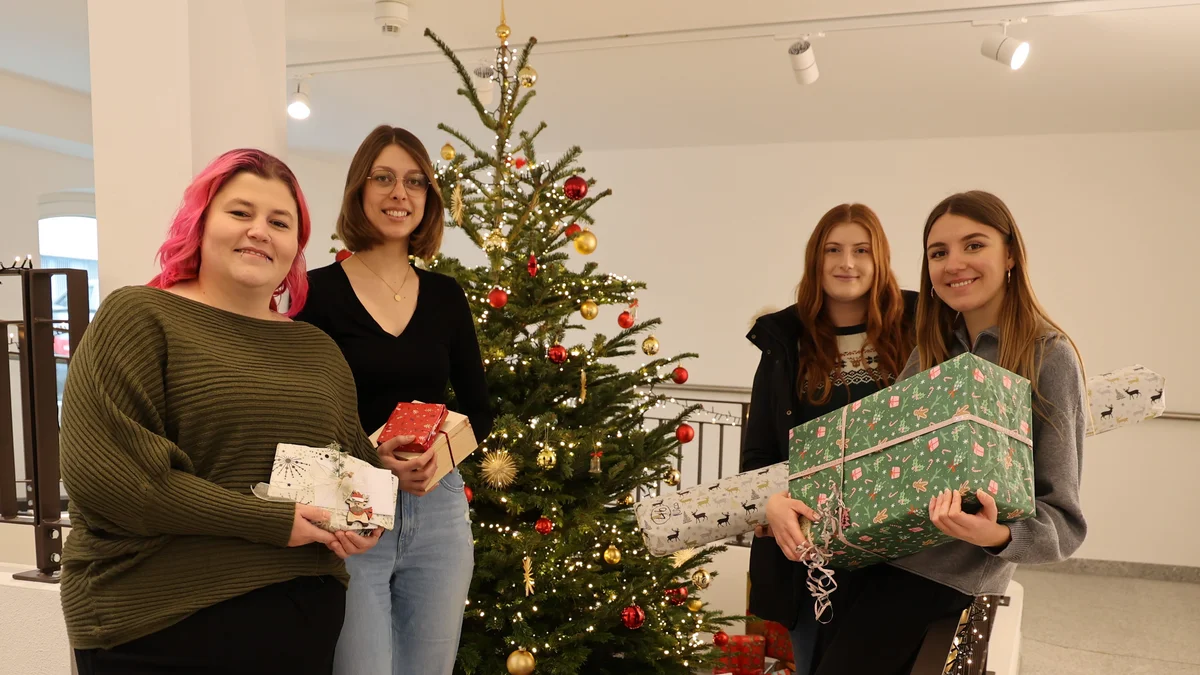 Von links: Karina Lindemann und Sophia Kröninger, beides Mitarbeiterinnen des Caritas Kinderheims St. Vinzenz, bei der Übergabe der Geschenke mit Nicole Leitner und Jana Weigel, Mitarbeiterinnen der Unternehmenskommunikation, DRÄXLMAIER Group. 